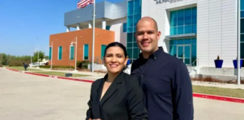 Colombianos transforman subempleo de migrantes en EE.UU. en negocios digitales exitosos