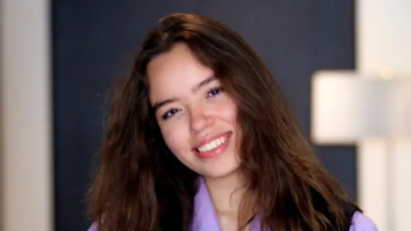 Columnista responde a ataques por charlas sobre democracia y denuncia descalificaciones