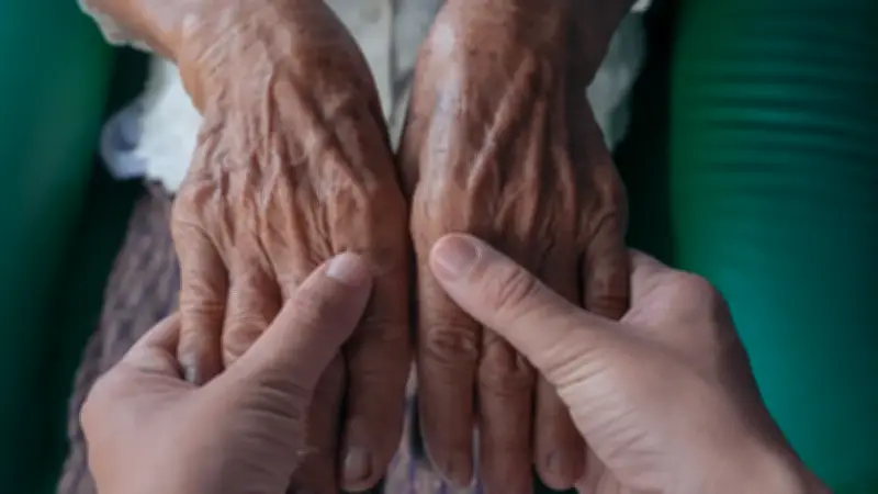 Comediante 'Lokillo' Flórez expresa dolor por estado de salud de su abuelo en emotivo mensaje