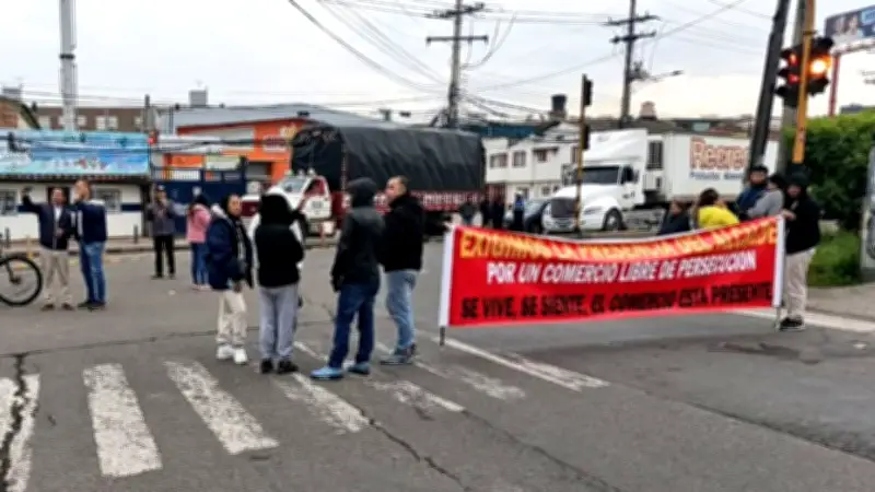 Comerciantes de Chía bloquean vías en protesta por medidas que afectan su actividad económica