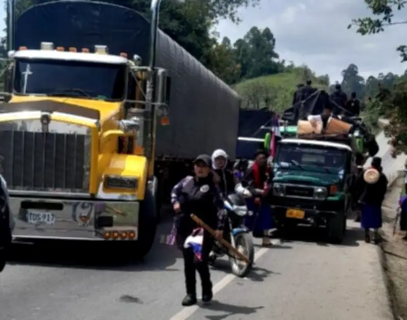 Comunidades Misak bloquean la Panamericana en Cauca exigiendo diálogo por territorio ancestral