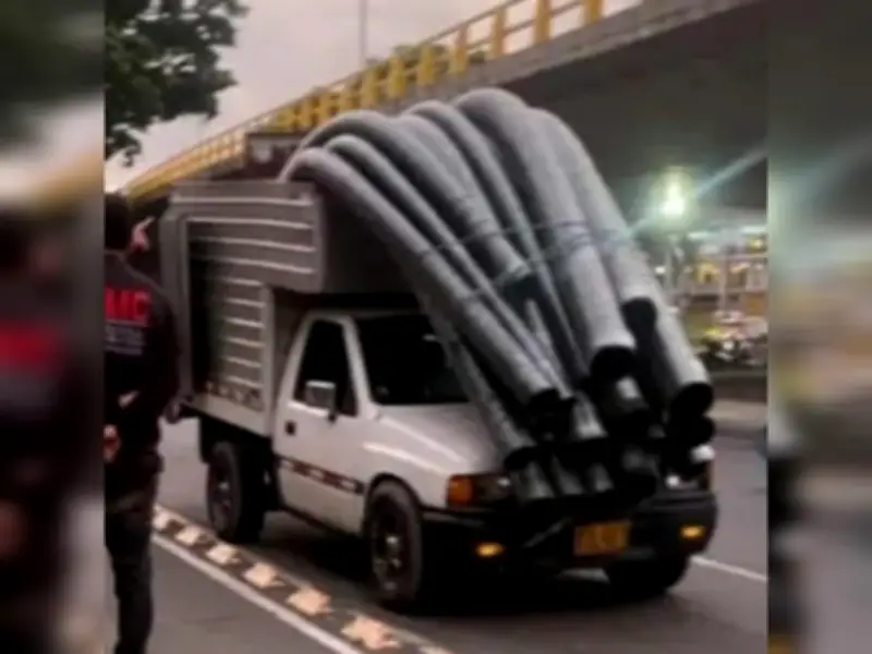 Conductor de Medellín circula sin visibilidad con tubos que cubren su panorámico