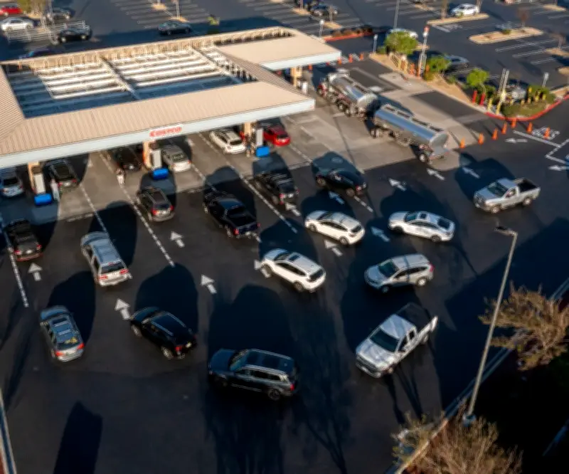 Confianza del consumidor en EE.UU. cae a mínimo trimestral por inflación y guerra