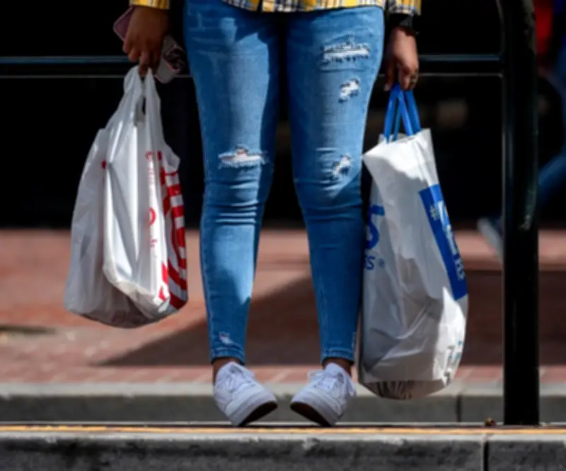 Confianza del consumidor en EE.UU. sube por mejor percepción del mercado laboral