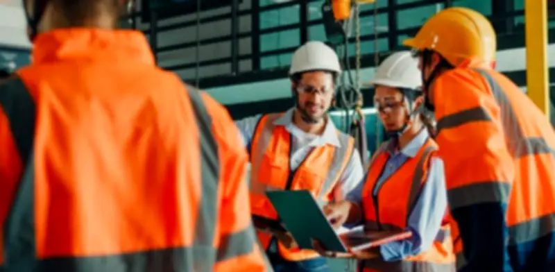 Confianza empresarial en Colombia muestra divergencia: comercio cae mientras industria se recupera