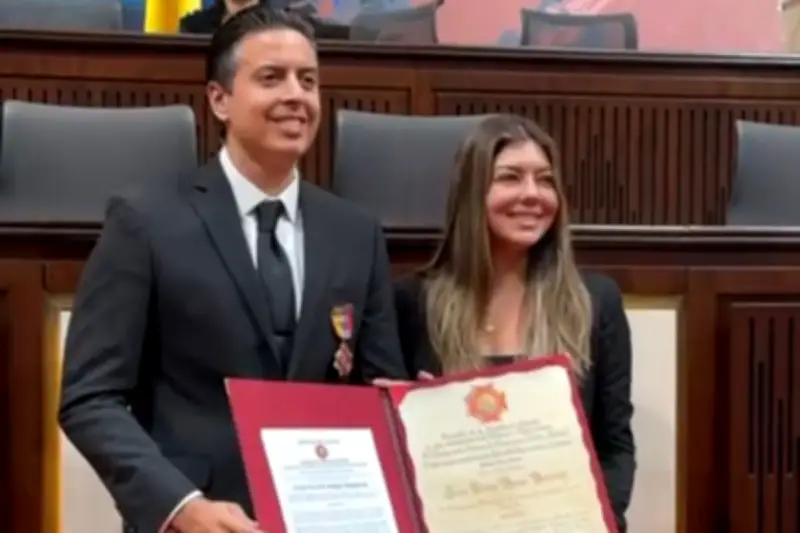 Congresista Juliana Aray otorga Orden de la Democracia a músico cartagenero Pipe Borge