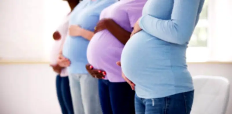 Corte Constitucional amplía licencias de maternidad a madres no gestantes y parejas del mismo sexo