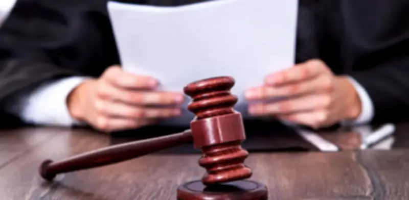 Corte Constitucional establece criterios para símbolos religiosos en despachos judiciales