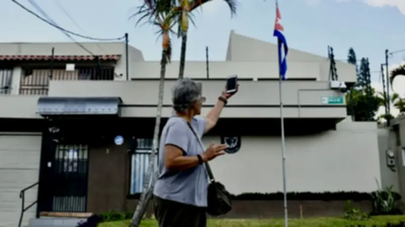 Costa Rica cierra embajada en Cuba y pide erradicar el comunismo regional
