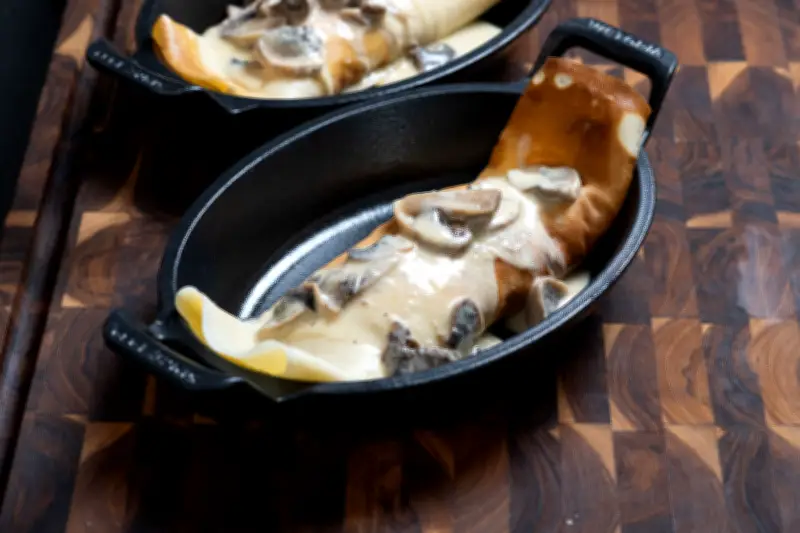 Crepes salados rellenos de pollo y champiñones: una receta práctica y deliciosa