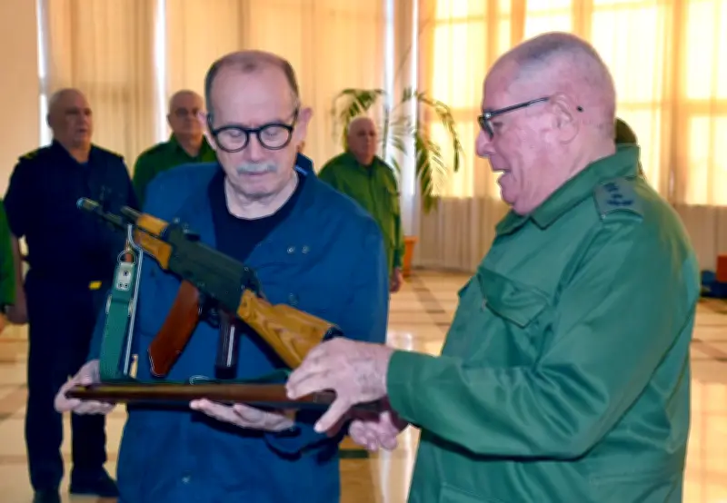 Cuba entrega fusil AKM a Silvio Rodríguez en reconocimiento patriótico ante amenazas de EE.UU.