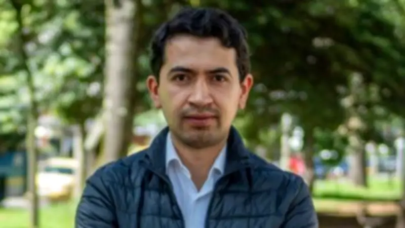 Daniel Briceño revela que tiene 25 chaquetas azules y no cambiará su estilo personal