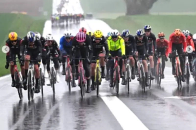 Daniel Felipe Martínez brilla en París Niza 2026: segundo en etapa y general