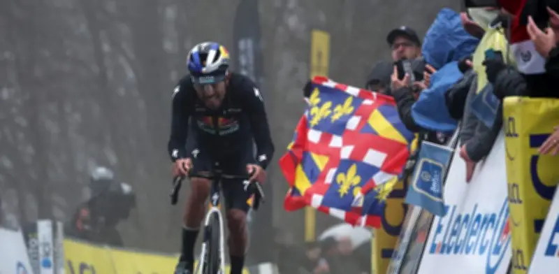 Daniel Felipe Martínez defiende con garra el podio en París-Niza tras caída y logra segundo lugar