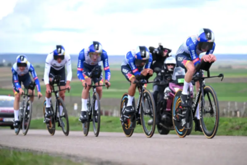 Daniel Felipe Martínez entra al top 10 de la París-Niza tras contrarreloj por equipos