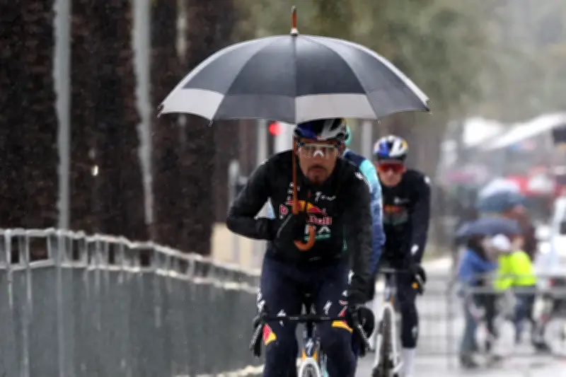 Daniel Felipe Martínez: La épica del ciclista silencioso que se levanta tras cada caída