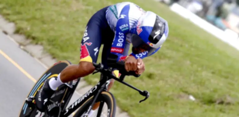 Daniel Martínez asciende al top-10 en París-Niza tras contrarreloj ganada por INEOS