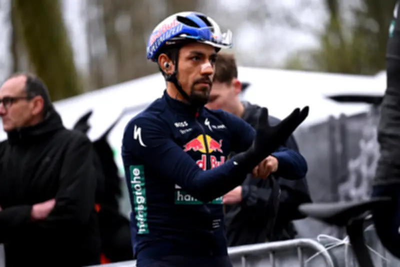 Daniel Martínez brilla en París-Niza: segundo lugar y amenaza real para Vingegaard