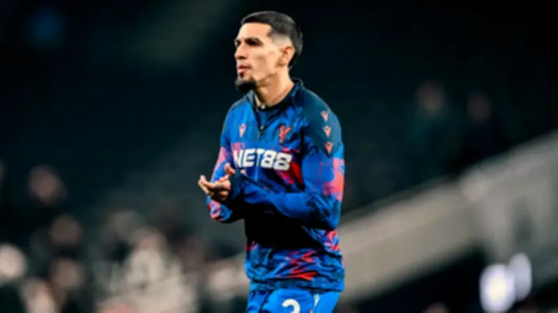 Daniel Muñoz sufre lesión en Premier League y preocupa a la Selección Colombia