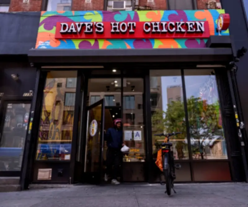Dave's Hot Chicken, respaldada por Drake, explora venta de su franquicia europea
