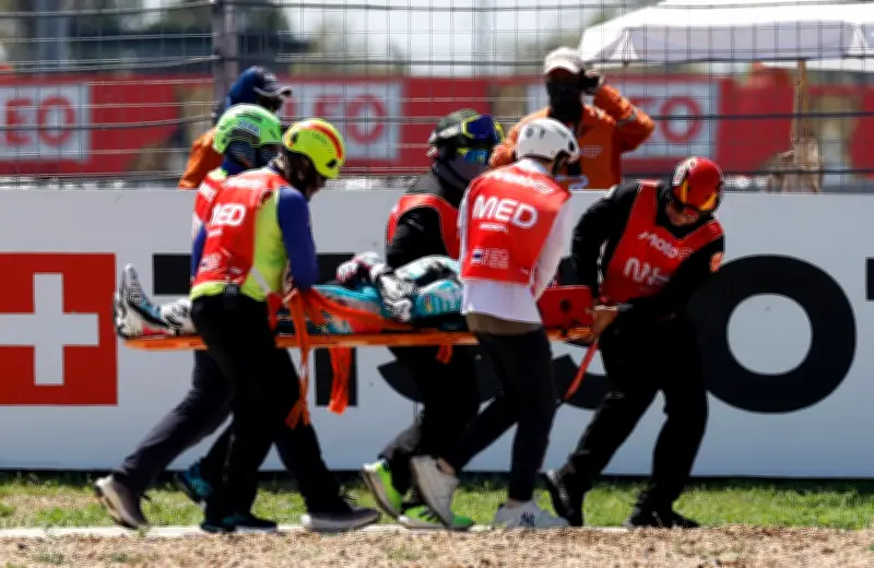 David Alonso sufre aparatosa caída en Moto2 de Tailandia pero sale sin fracturas