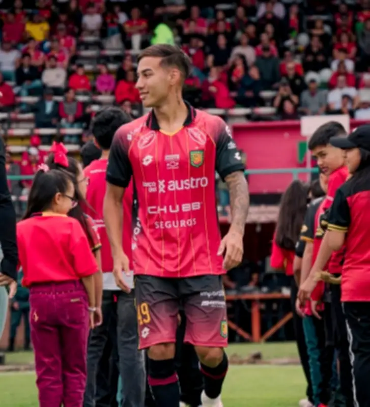 David González de Deportivo Cuenca marca golazo viral que evoca a James Rodríguez