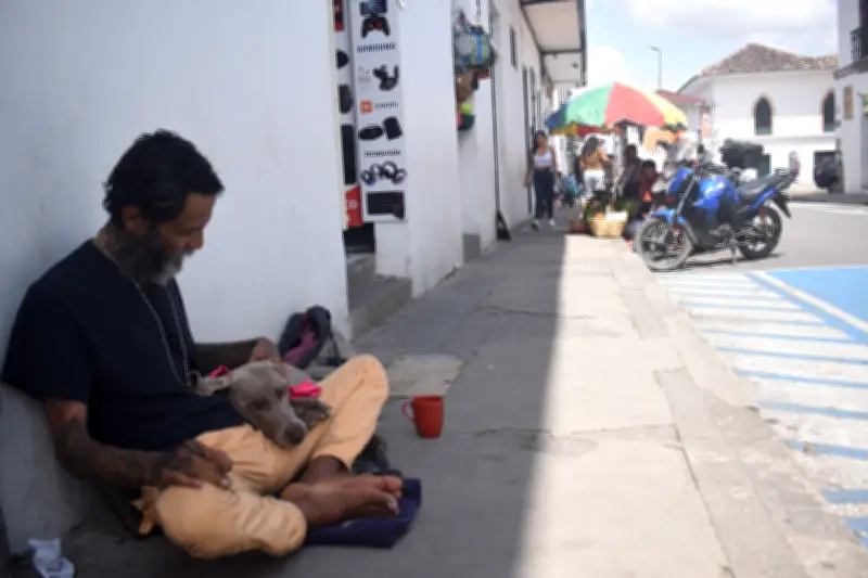 De empresario en Bogotá a vivir con su perra en las calles de Popayán: la historia de Diego