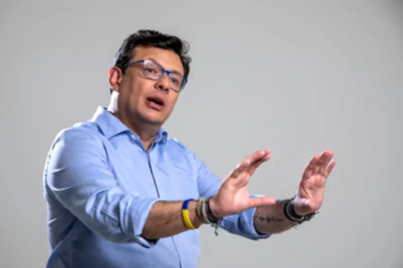 Defensa de Hollman Morris niega procesos por acoso sexual mientras presión política aumenta