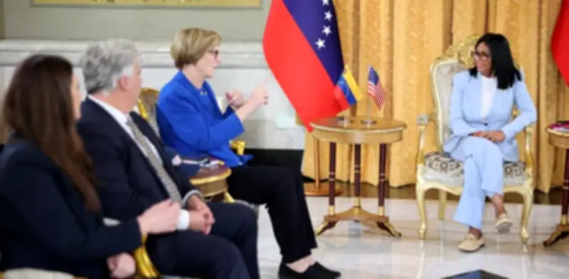 Delcy Rodríguez recibe delegación del Senado de EE.UU. en Caracas para diálogo de paz