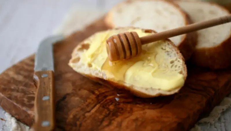 Deléitate con una mantequilla casera con cilantro para panes dorados en air fryer