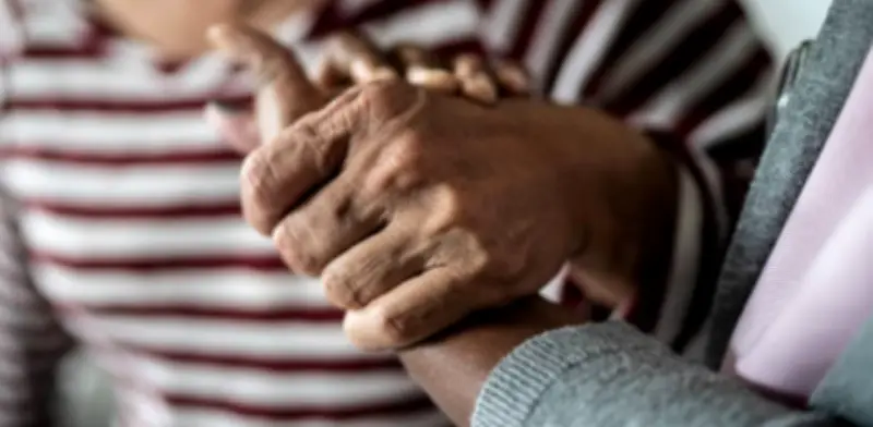 Demencia: cinco señales de conducta que aparecen después de los 50 años y cómo manejarlas