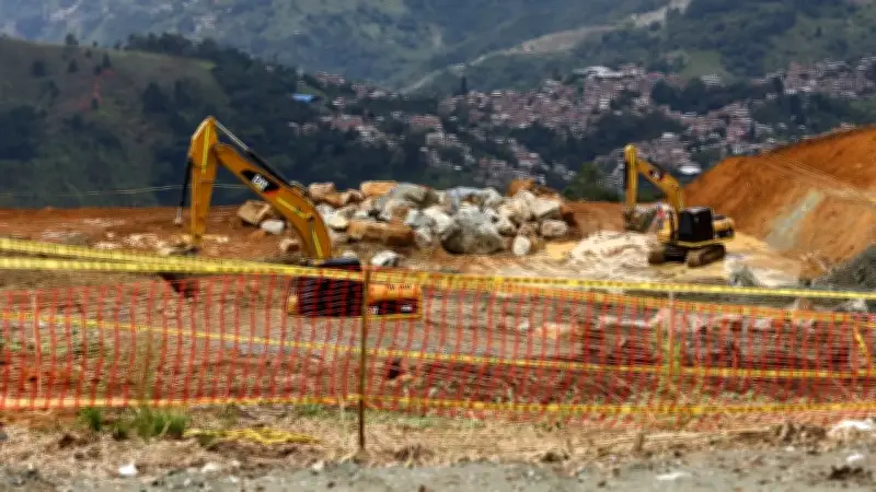 Demolición de seis edificaciones irregulares en San Cristóbal, Medellín