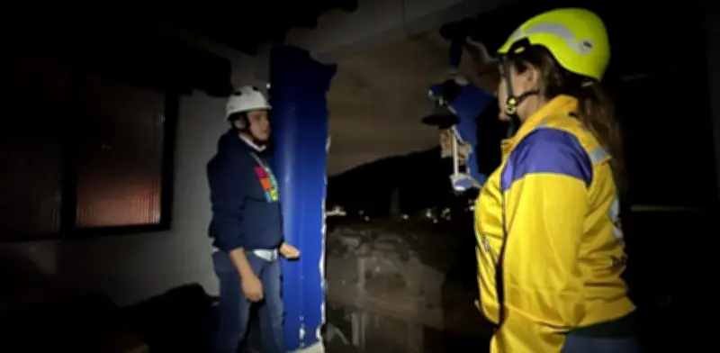 Demolición del Metro de la 80 colapsa viviendas en Medellín: 24 personas evacuadas en emergencia estructural