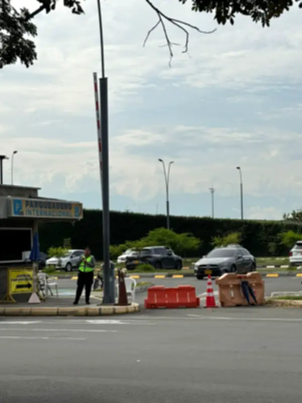 Denuncian cierre de parqueaderos en Aeropuerto Alfonso Bonilla Aragón durante Semana Santa