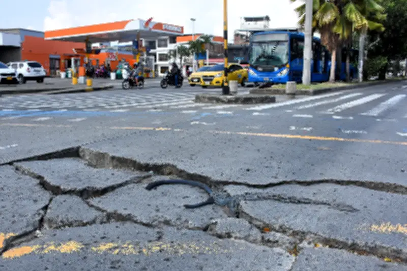 Denuncian enorme hueco en carril exclusivo del MÍO en Cali: ciudadanos exigen reparación urgente