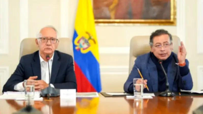 Denuncian gasto de más de mil millones en evento de salud mientras faltan medicamentos