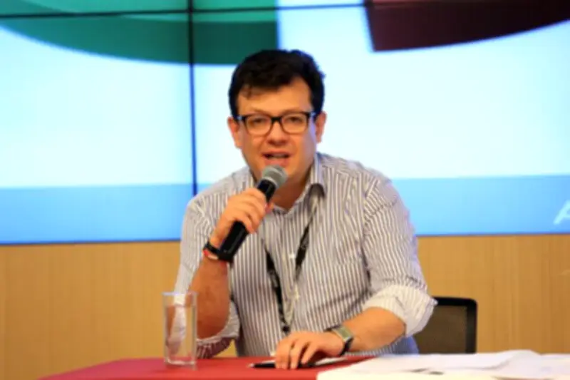 Denuncian patrón sistemático para silenciar acusaciones de acoso contra Hollman Morris