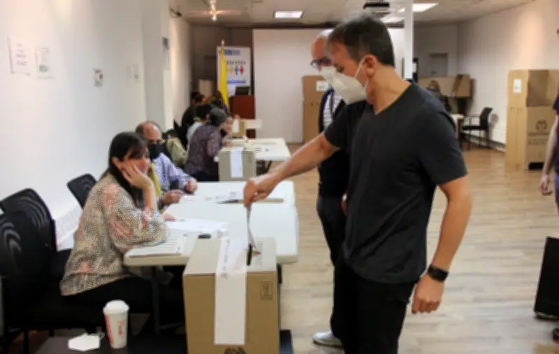 Denuncian suplantación de identidad en votaciones desde Miami y aclaran cambios en puestos del exterior