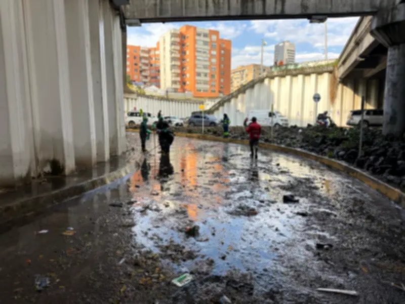 Deprimido de la 94 en Bogotá se inunda nuevamente tras intensas lluvias, tres vehículos atrapados