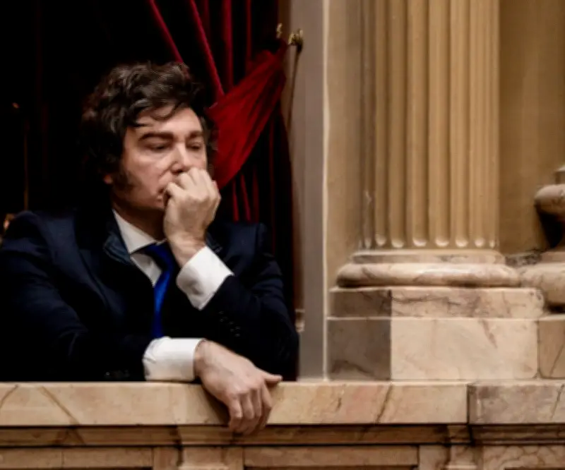 Desaceleración económica argentina pone en riesgo el superávit fiscal de Javier Milei