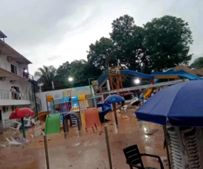 Desbordamiento de quebrada afecta servicios turísticos en Cafam Melgar durante Semana Santa