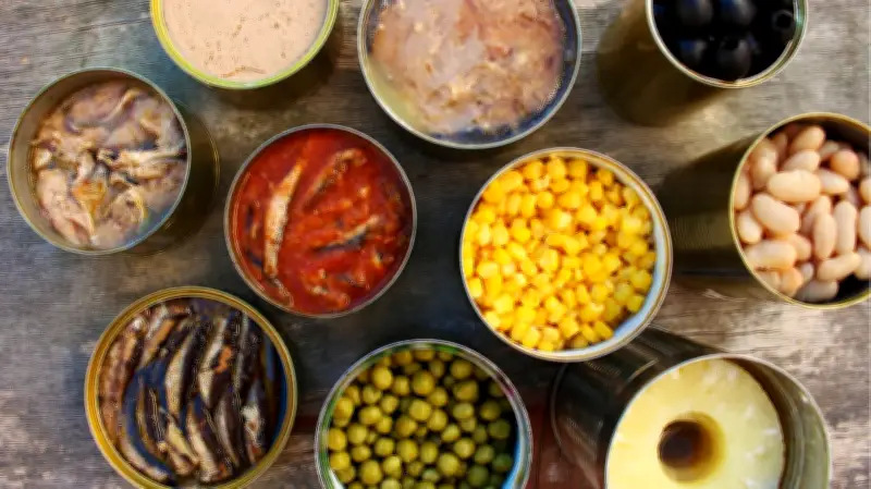 ¿Desechar o consumir el líquido de las latas? Expertos explican cuándo es seguro