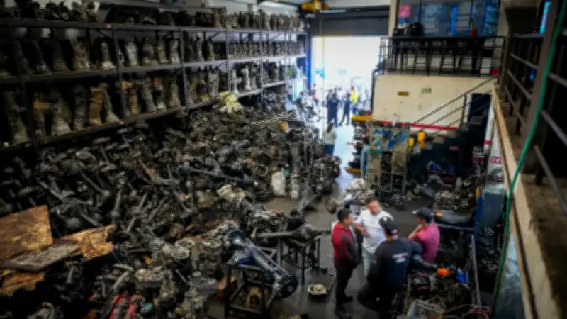 Desmantelan gigantesca bodega de autopartes robadas en Bogotá: borraban números con ácido