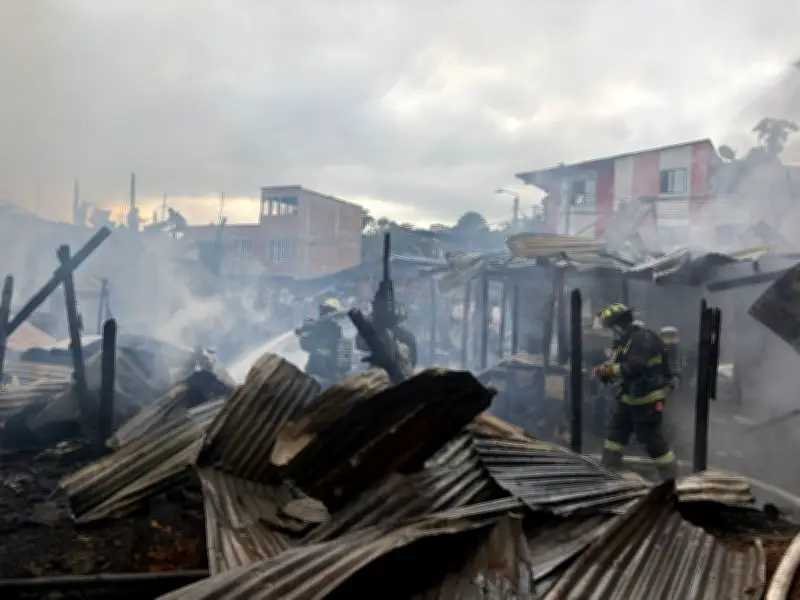 Devastador incendio en Popayán destruye más de diez viviendas en el barrio El Recuerdo Sur