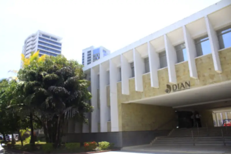 DIAN incauta maquinaria amarilla y equipos tecnológicos en operativos contra el contrabando