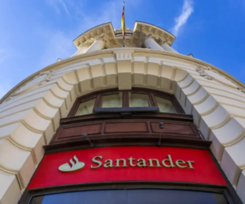 Disputa comercial de Trump con España amenaza adquisición de Santander en EE.UU.