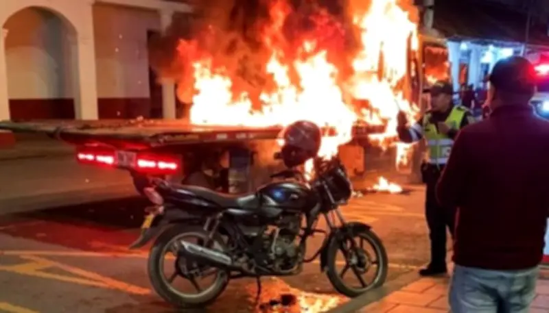 Disturbios en Chocontá por operativo de tránsito: comunidad quema grúa y enfrenta a la Policía