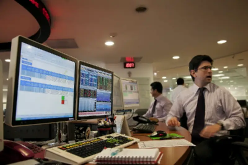 Dólar inicia a la baja en Colombia mientras precios del petróleo repuntan 4%