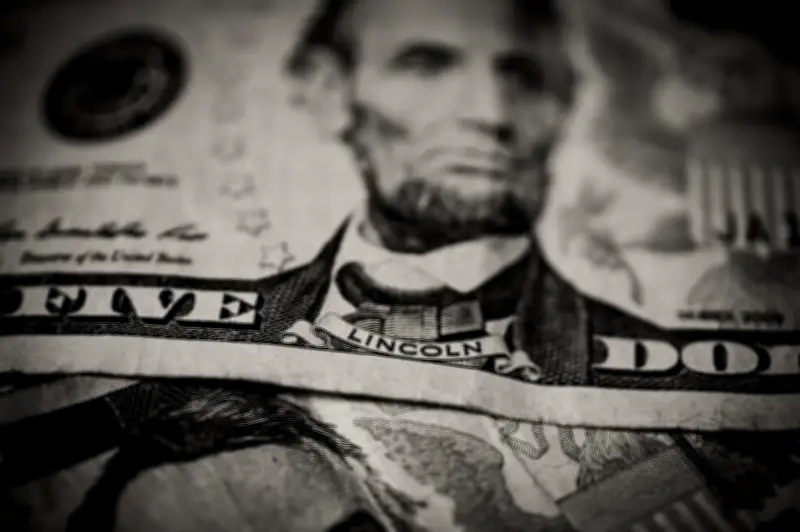 Dólar inicia a la baja en Colombia: tres fuerzas internacionales y tasas locales definen su rumbo