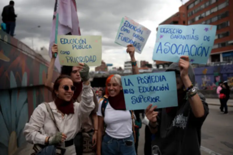 Docentes de Bogotá realizan paro de 24 horas contra políticas de la Secretaría de Educación